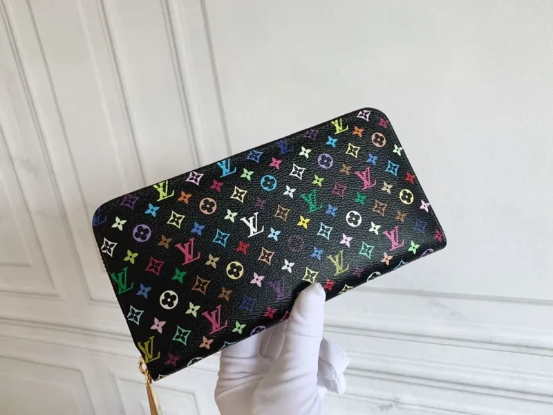 Alternative view of LV Wallets-331