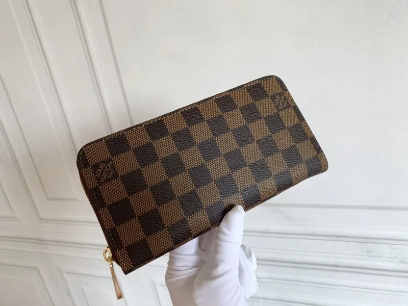Alternative view of LV Wallets-333