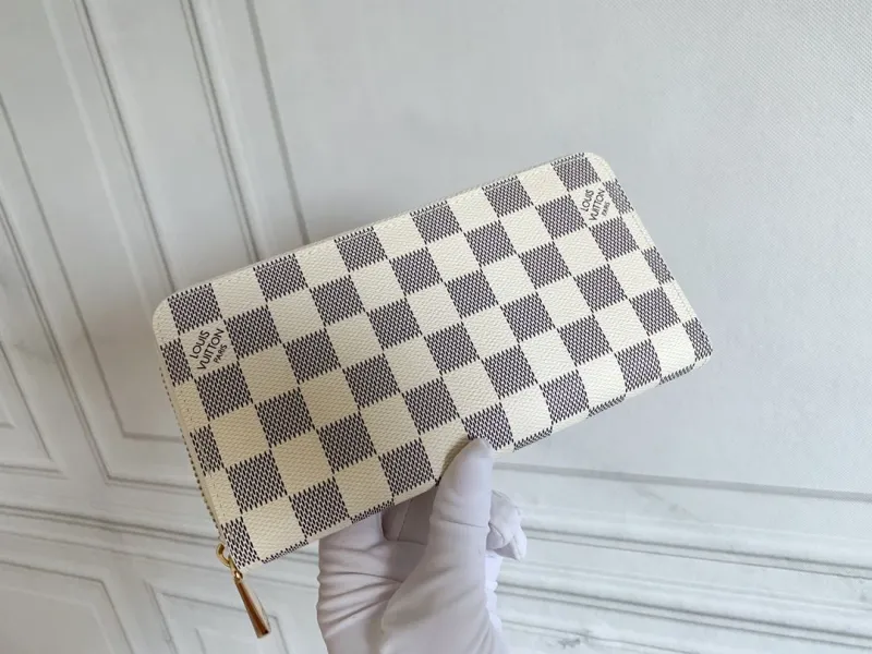 Alternative view of LV Wallets-334