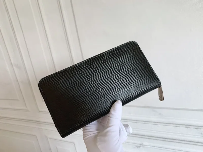 Alternative view of LV Wallets-337