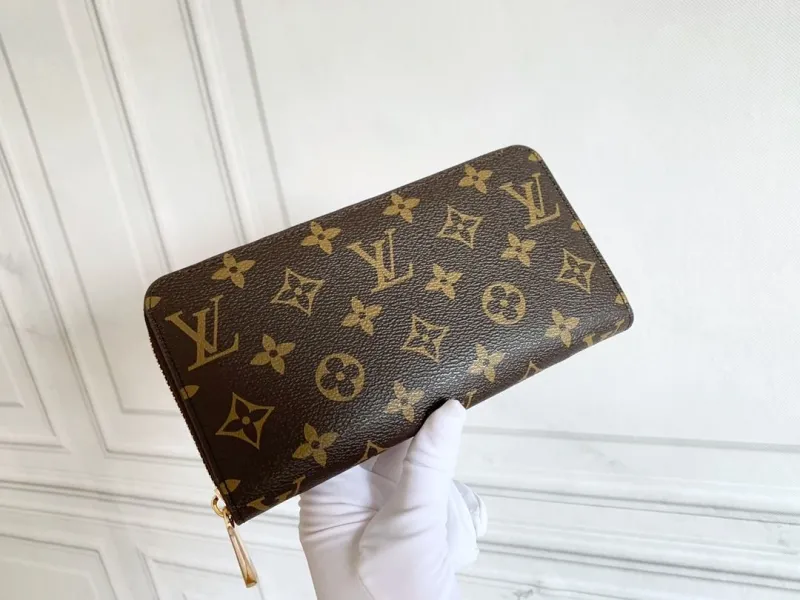 Alternative view of LV Wallets-339