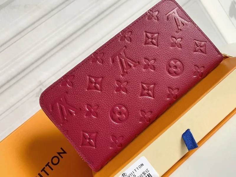 Alternative view of LV Wallets-341