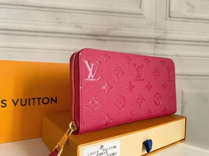 Alternative view of LV Wallets-342