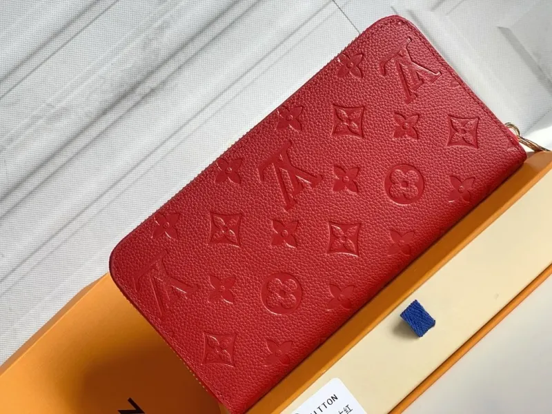 Alternative view of LV Wallets-343