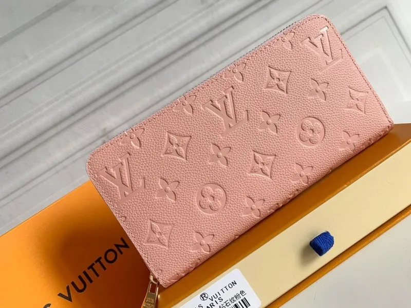 Alternative view of LV Wallets-344