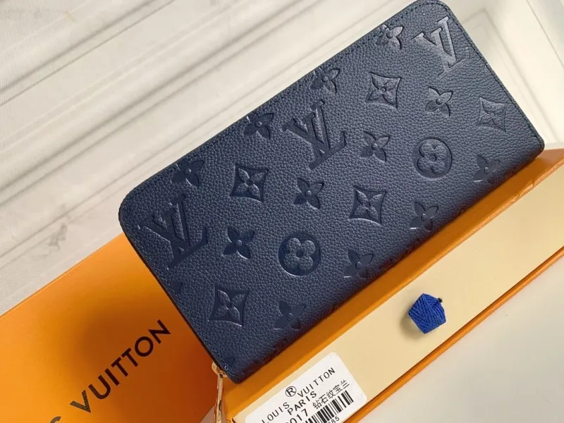Alternative view of LV Wallets-345