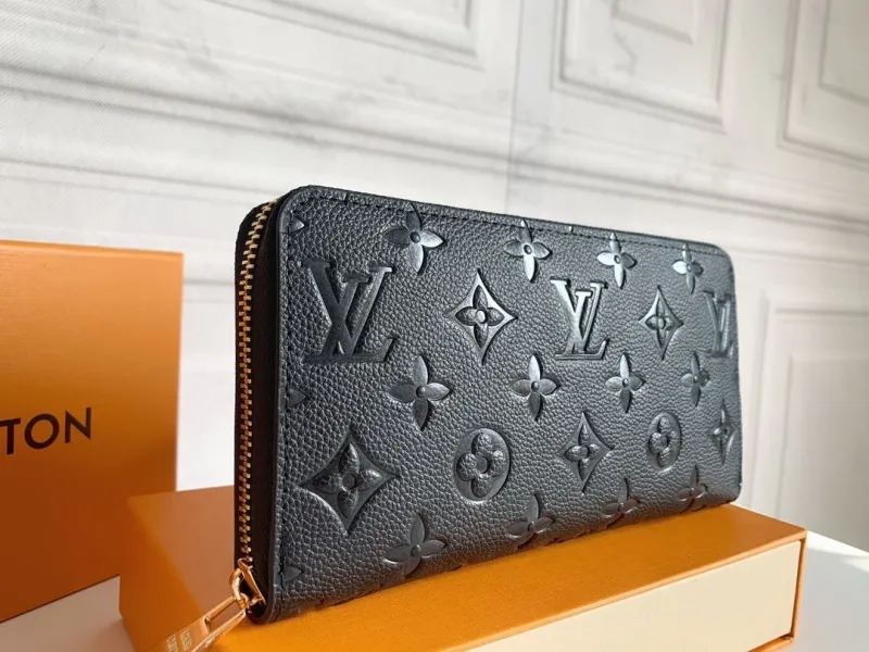 Alternative view of LV Wallets-346