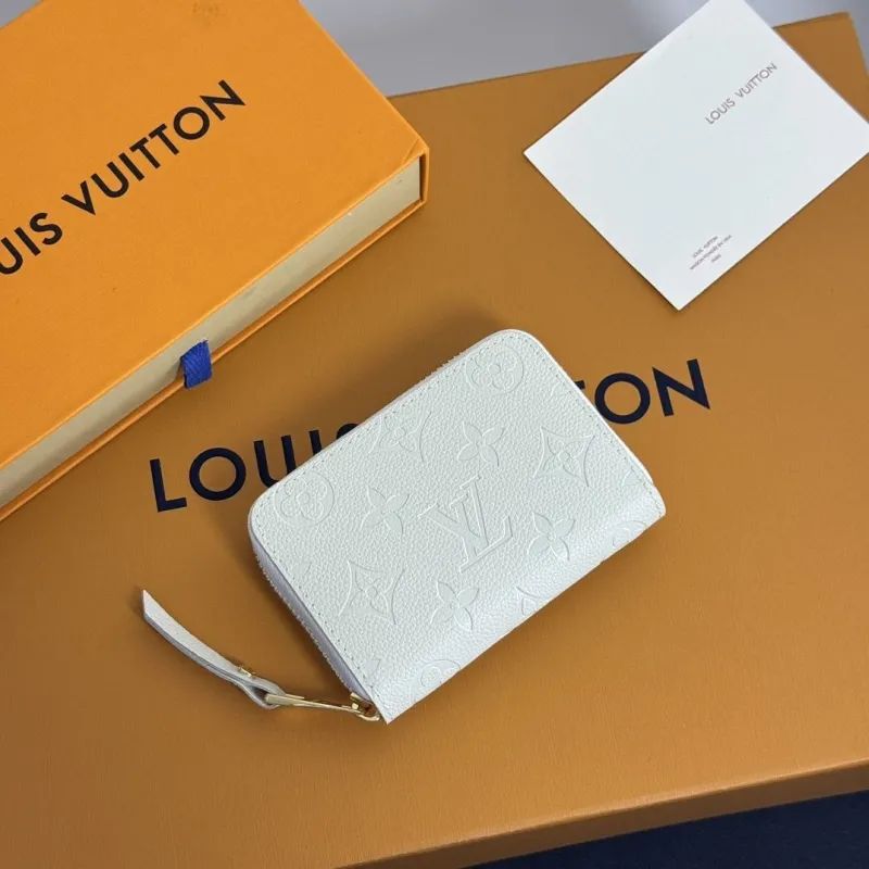 Alternative view of LV Wallets-348