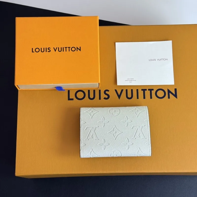 Alternative view of LV Wallets-349