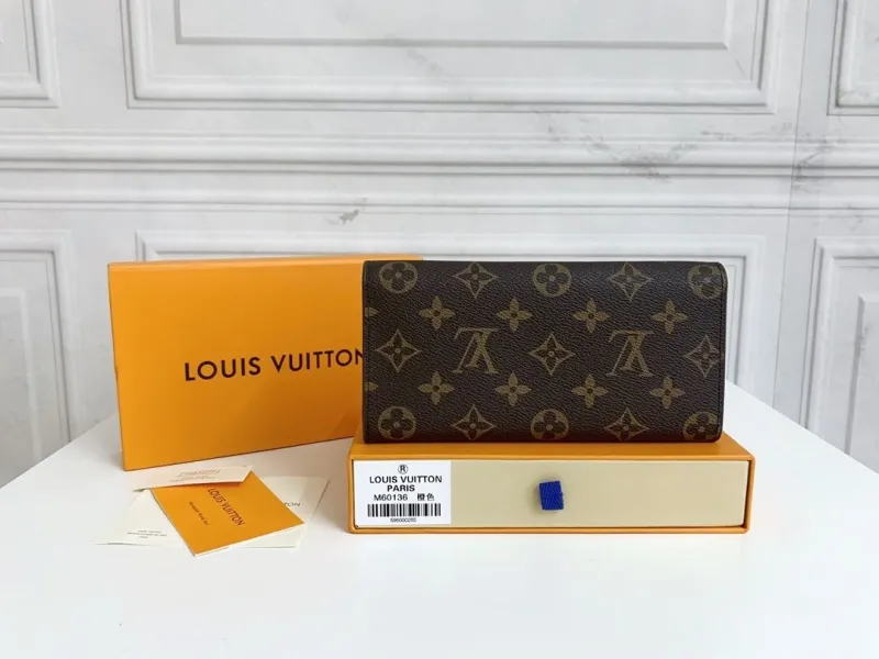 Alternative view of LV Wallets-353