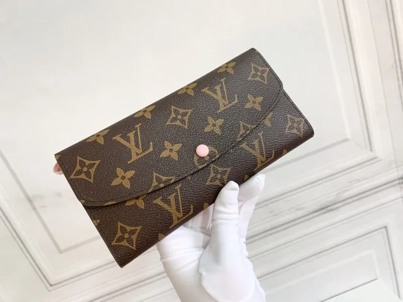 Alternative view of LV Wallets-354