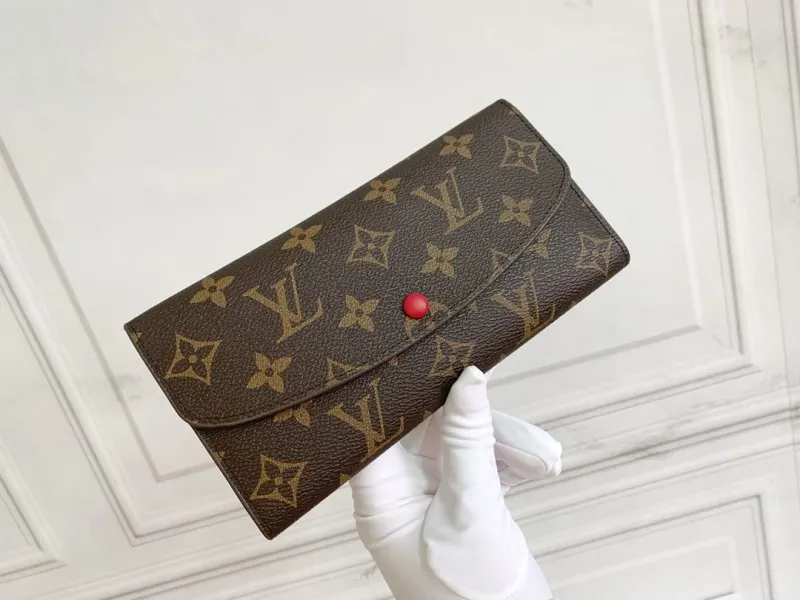 Alternative view of LV Wallets-355