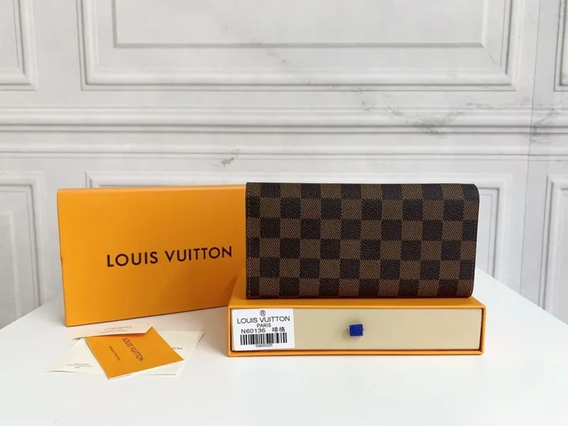 Alternative view of LV Wallets-358