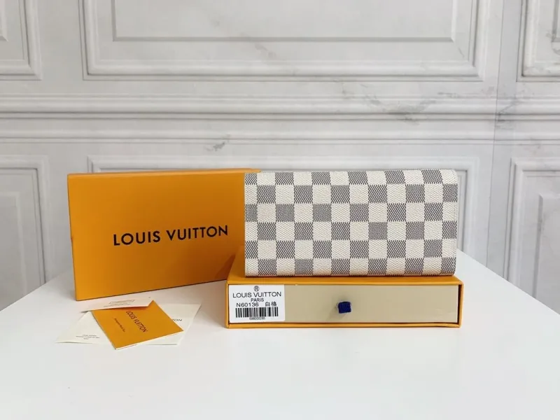 Alternative view of LV Wallets-359
