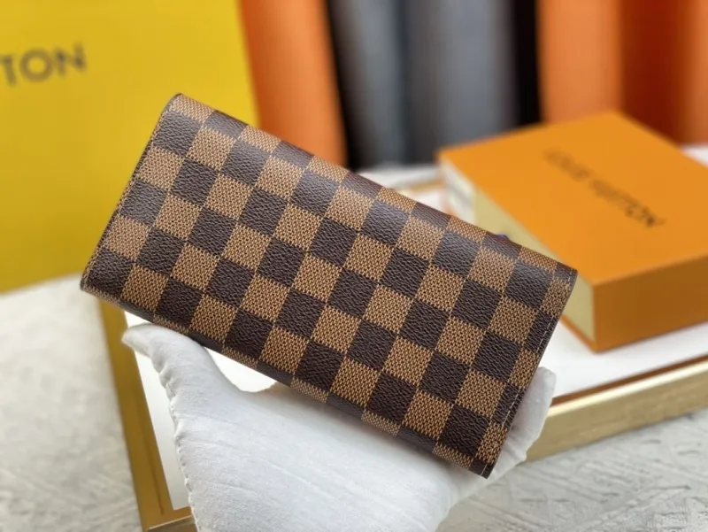 Alternative view of LV Wallets-361