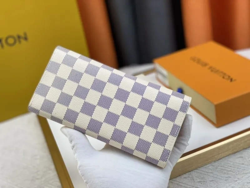 Alternative view of LV Wallets-362