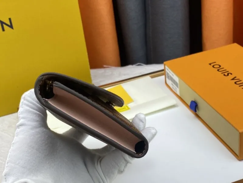 Alternative view of LV Wallets-363