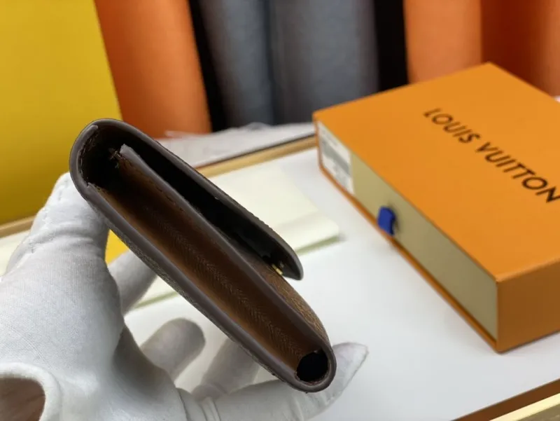 Alternative view of LV Wallets-364