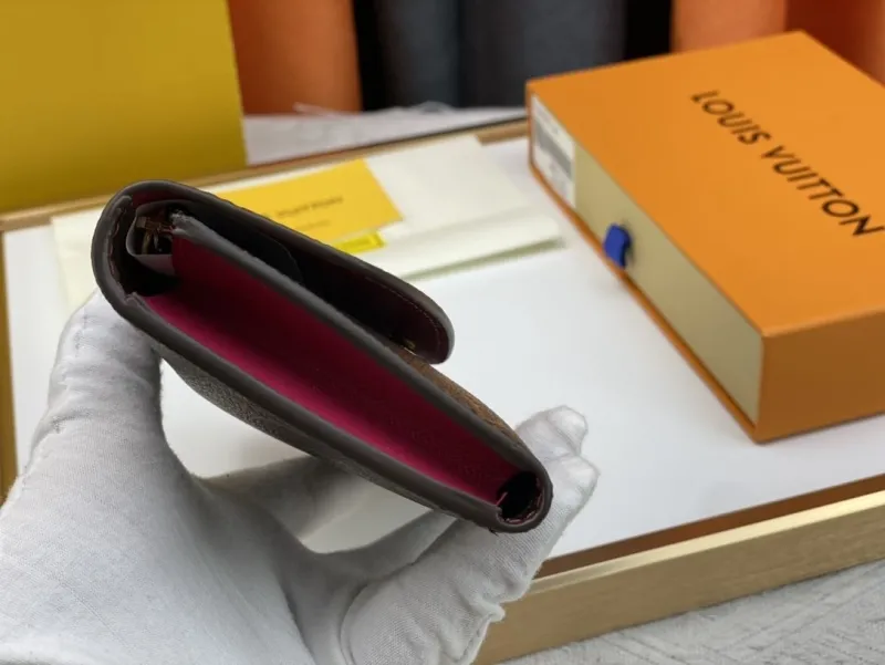 Alternative view of LV Wallets-367