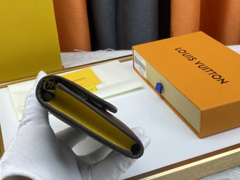 Alternative view of LV Wallets-370