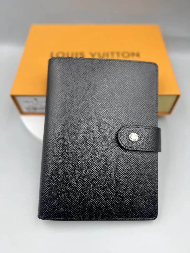 Alternative view of LV Wallets-371