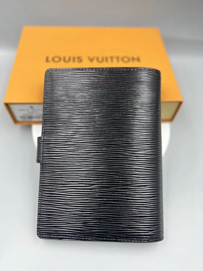 Alternative view of LV Wallets-372