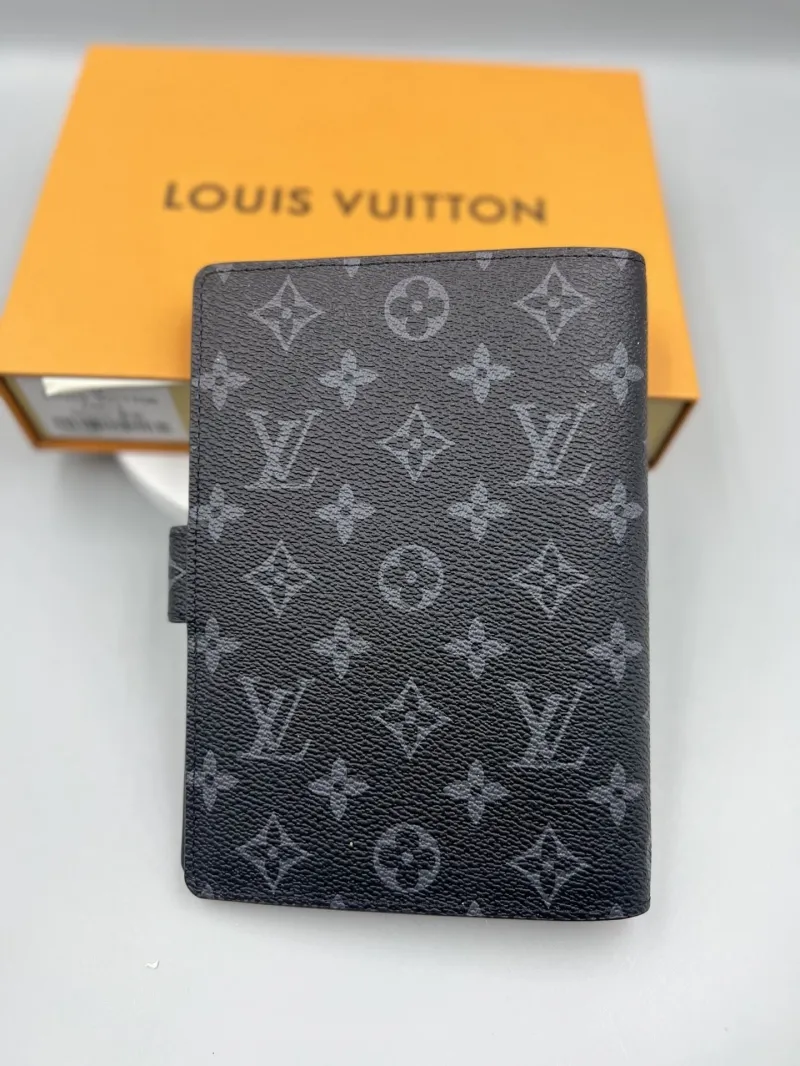 Alternative view of LV Wallets-373