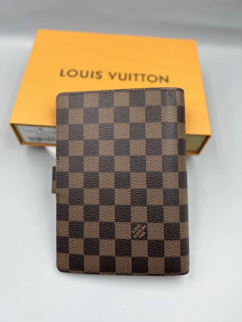 Alternative view of LV Wallets-374