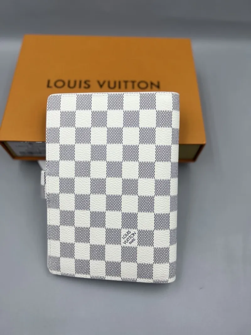 Alternative view of LV Wallets-375