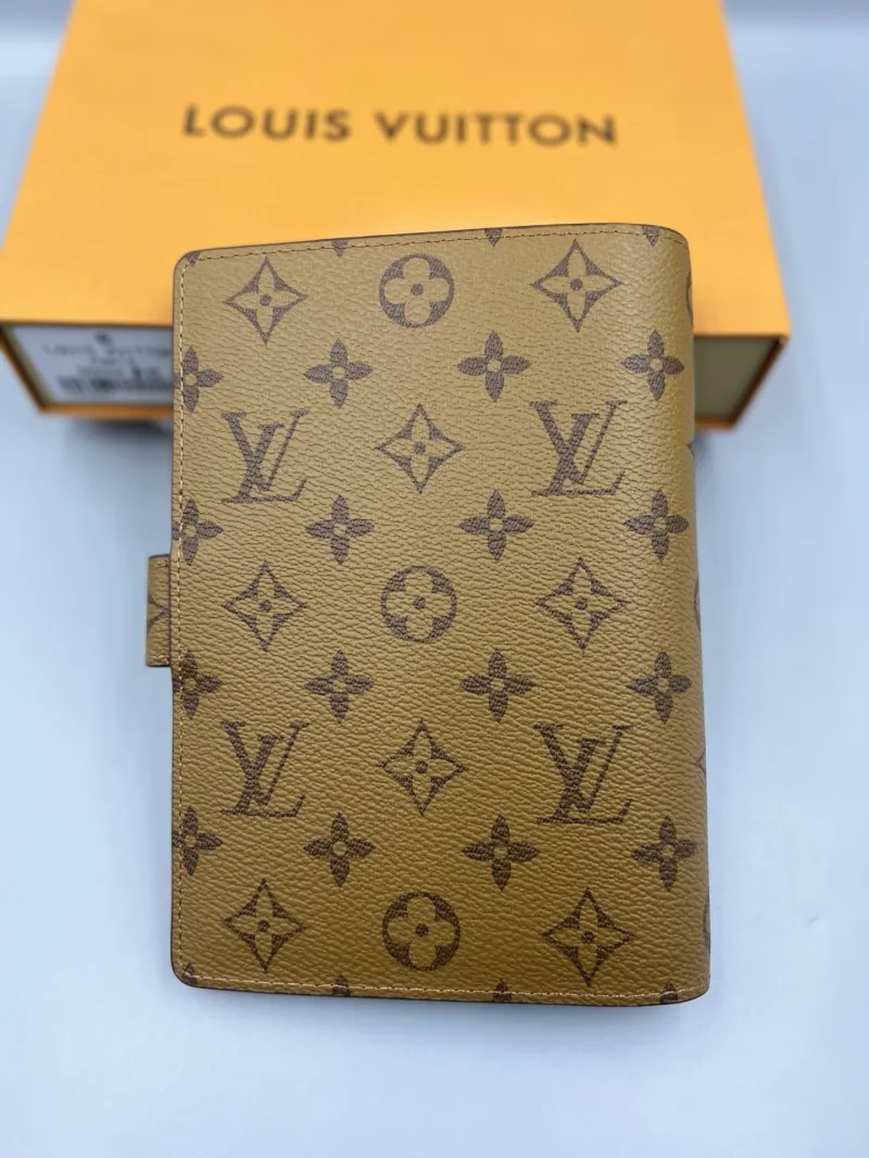 Alternative view of LV Wallets-376