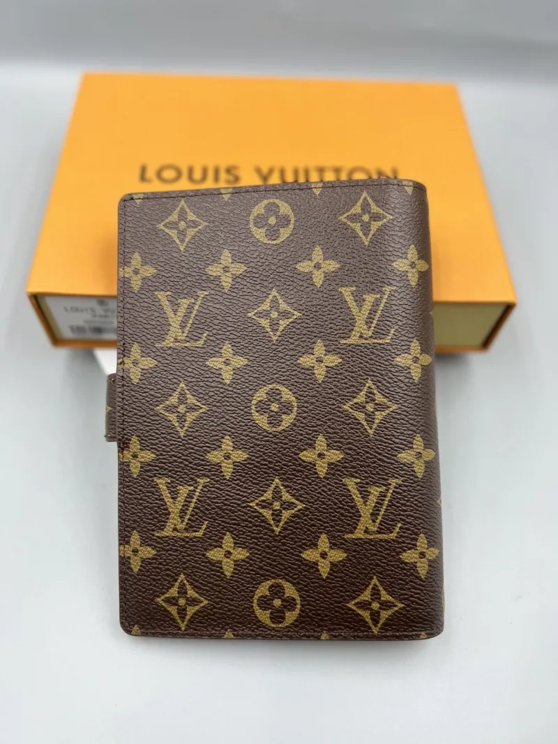 Alternative view of LV Wallets-377