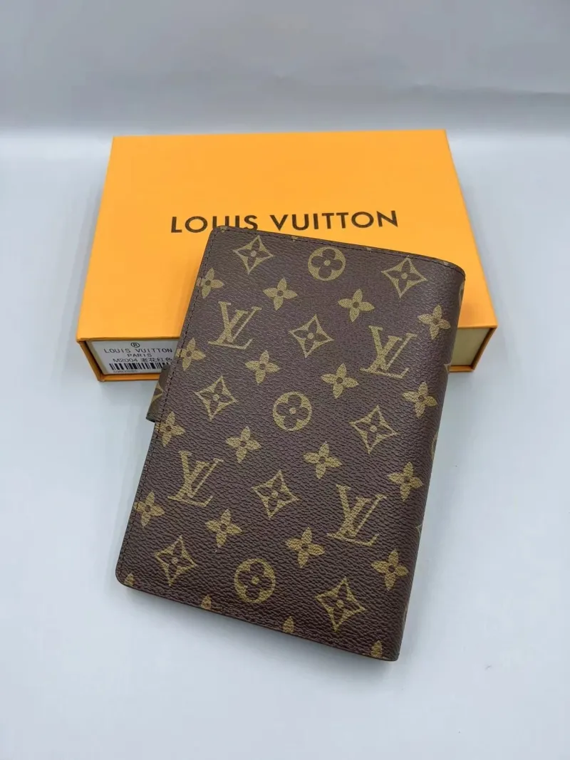 Alternative view of LV Wallets-378