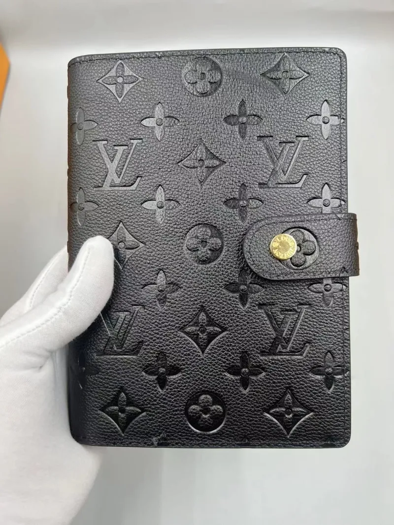 Alternative view of LV Wallets-379