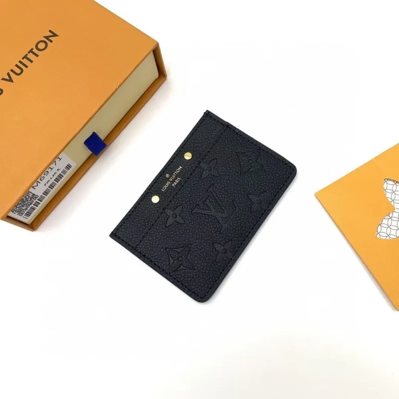Alternative view of LV Wallets-380