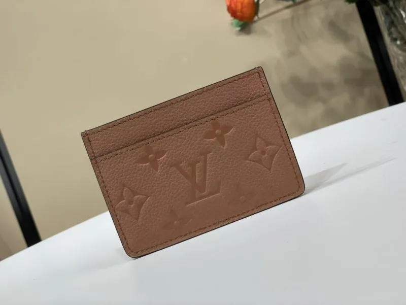 Alternative view of LV Wallets-381