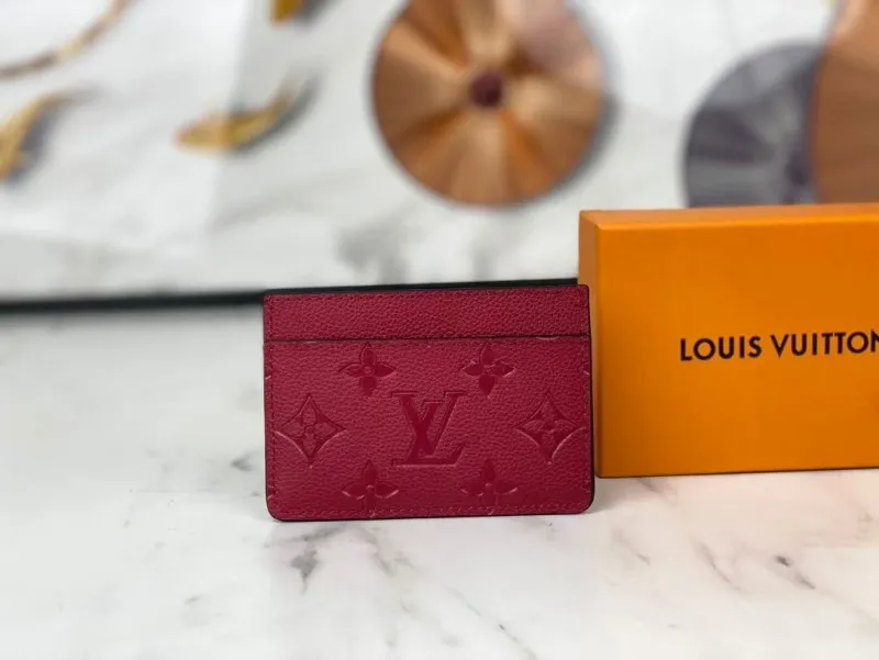Alternative view of LV Wallets-382