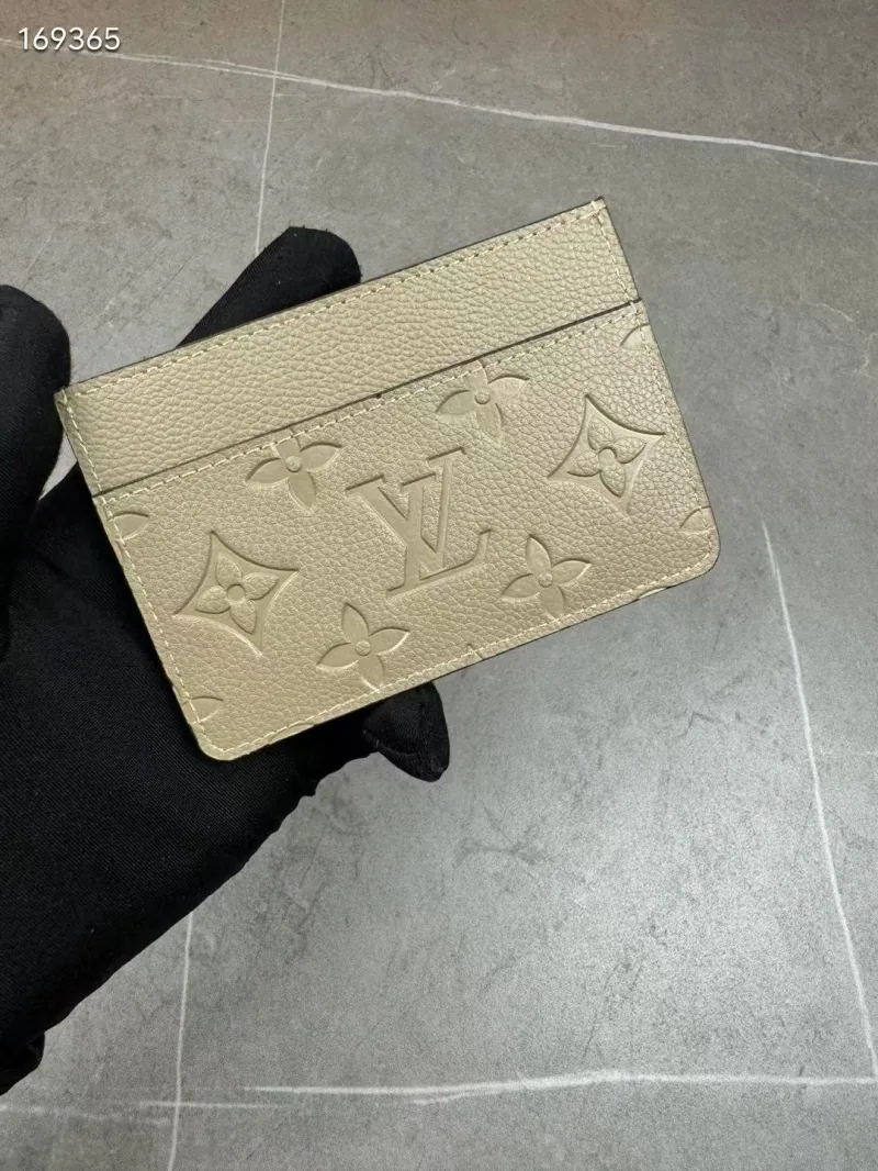 Alternative view of LV Wallets-383
