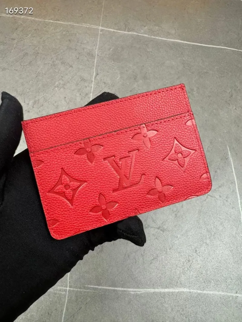 Alternative view of LV Wallets-386
