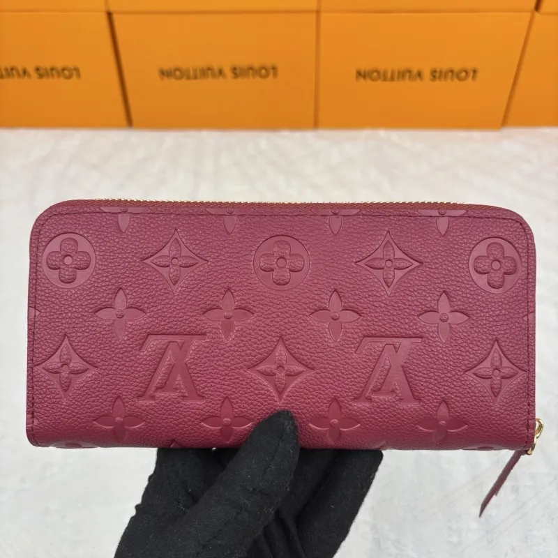 Alternative view of LV Wallets-388