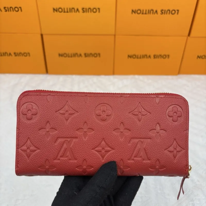 Alternative view of LV Wallets-389