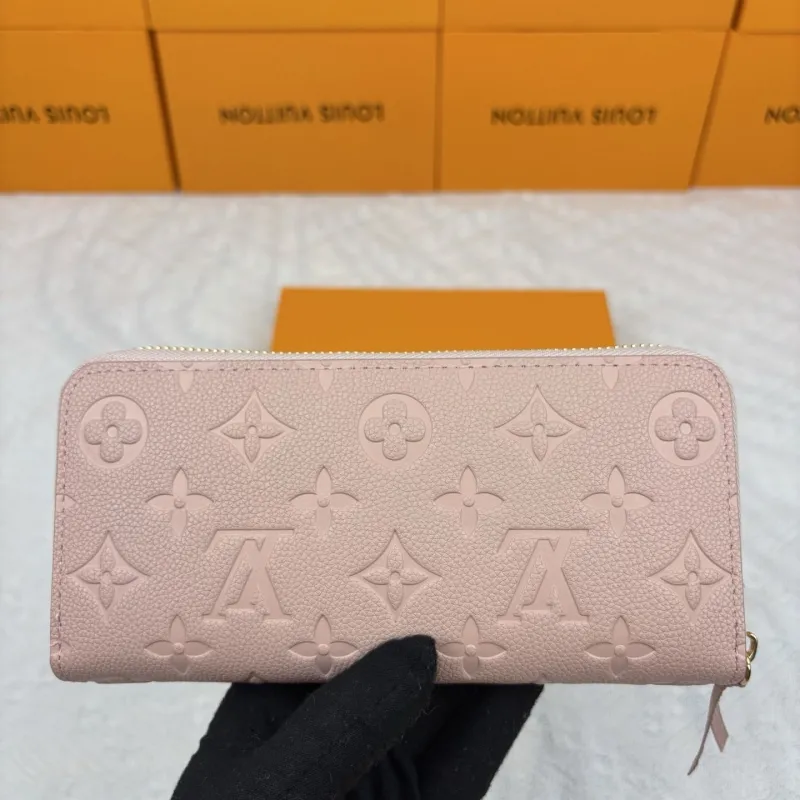 Alternative view of LV Wallets-390