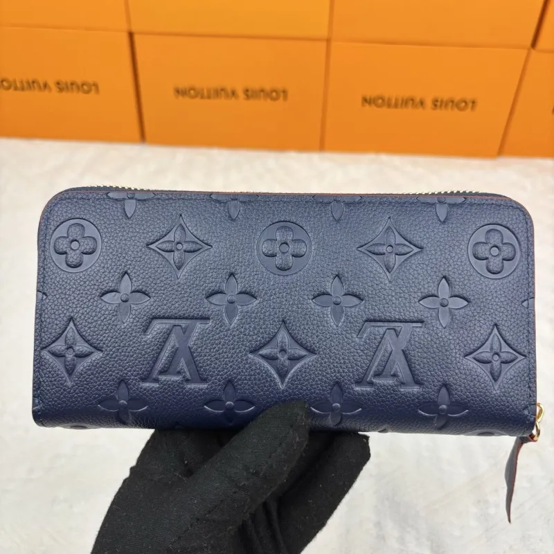 Alternative view of LV Wallets-391