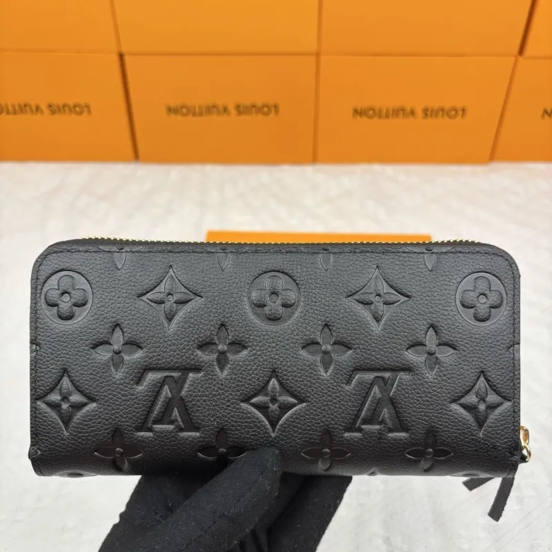 Alternative view of LV Wallets-392