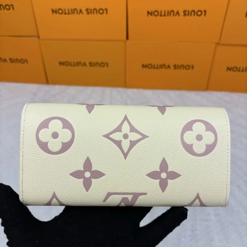 Alternative view of LV Wallets-394