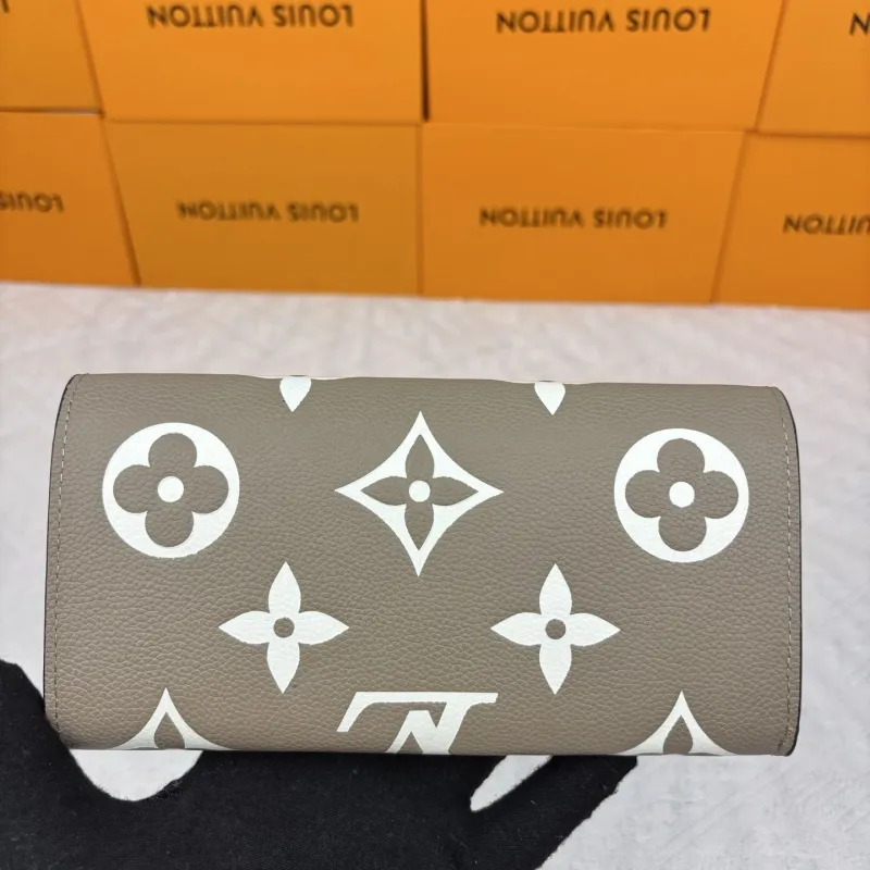 Alternative view of LV Wallets-395