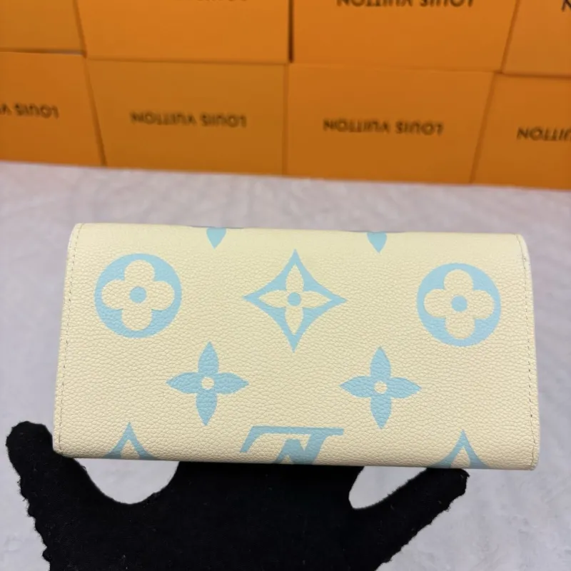 Alternative view of LV Wallets-396
