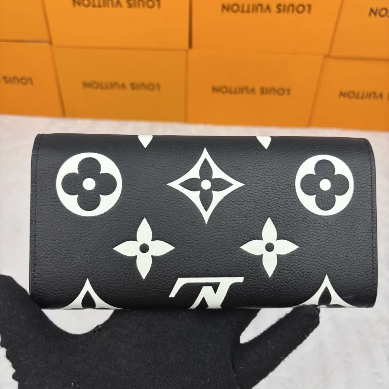 Alternative view of LV Wallets-398