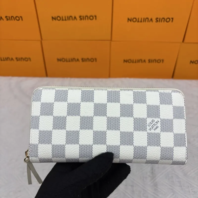 LV Wallets-399