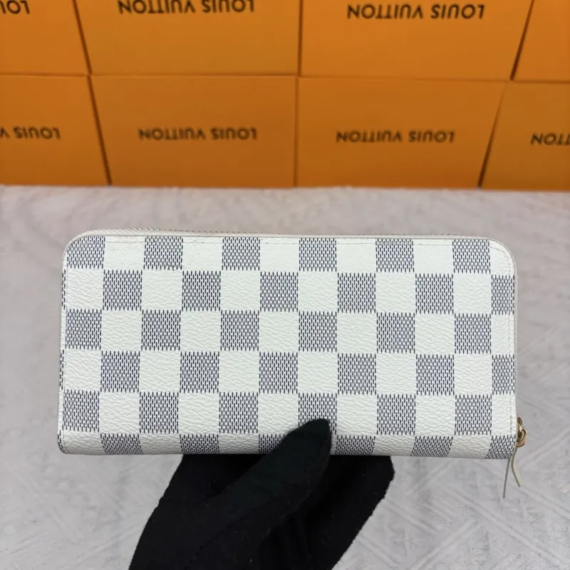 Alternative view of LV Wallets-399