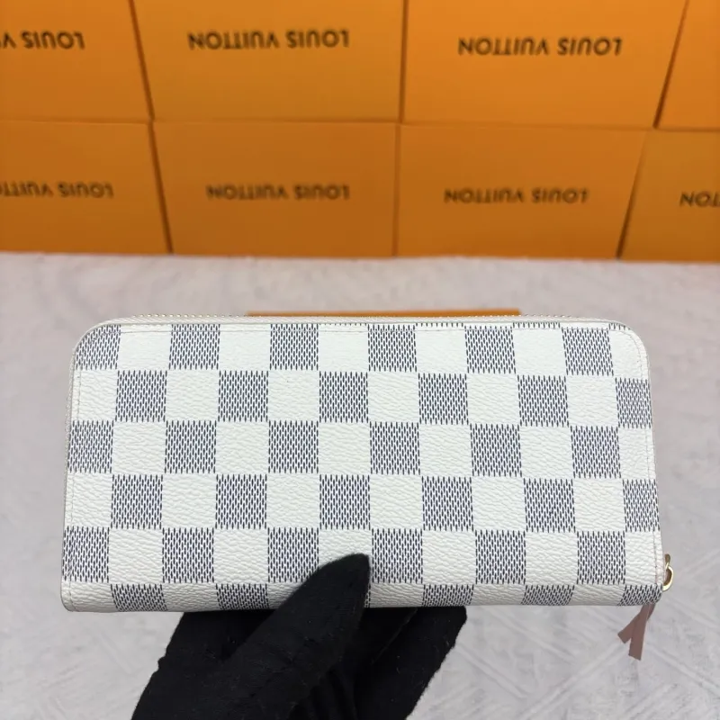 Alternative view of LV Wallets-400